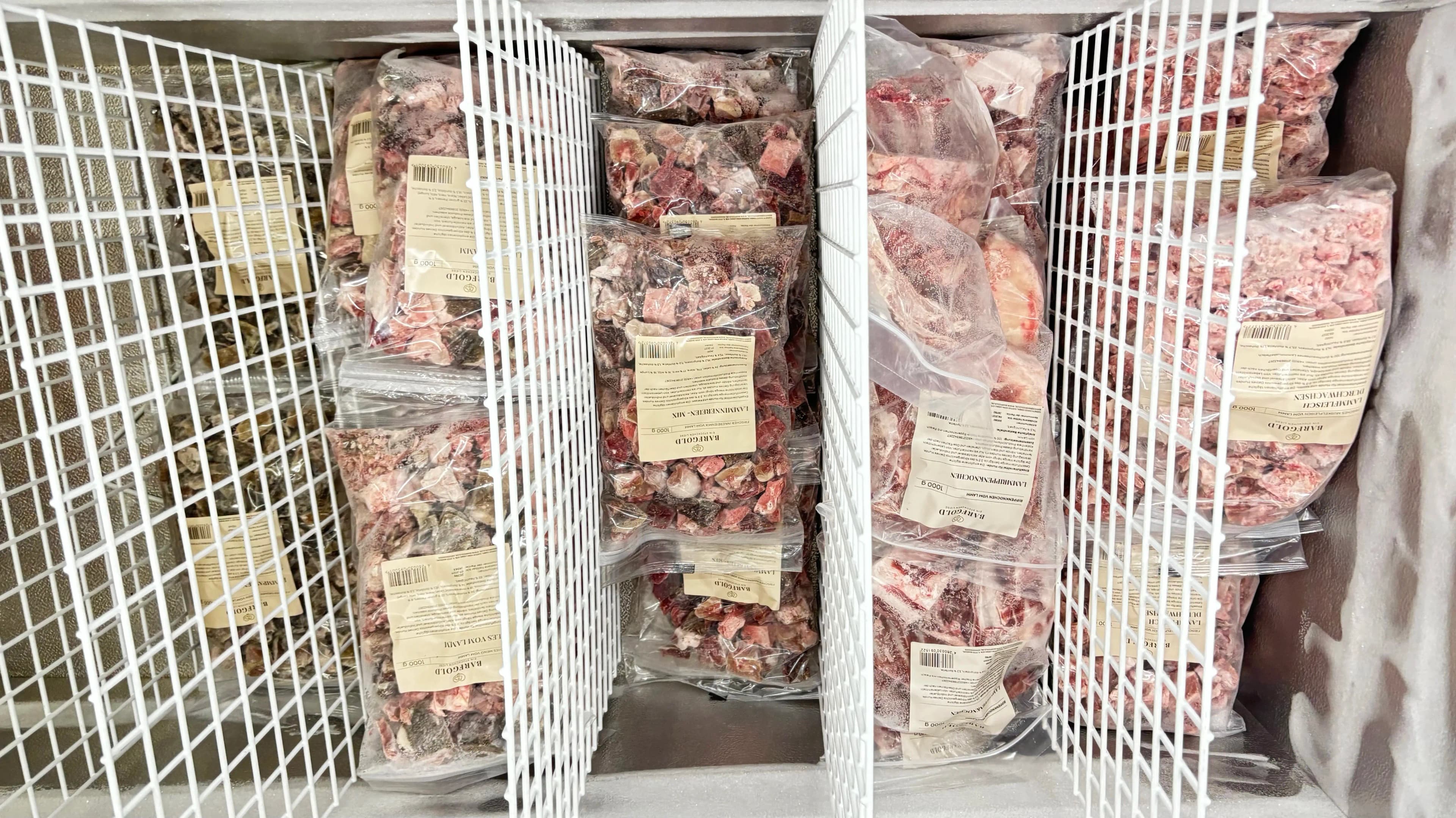 Tiefkühltruhe mit gefrorenem BARF-Frostfleisch in Körben