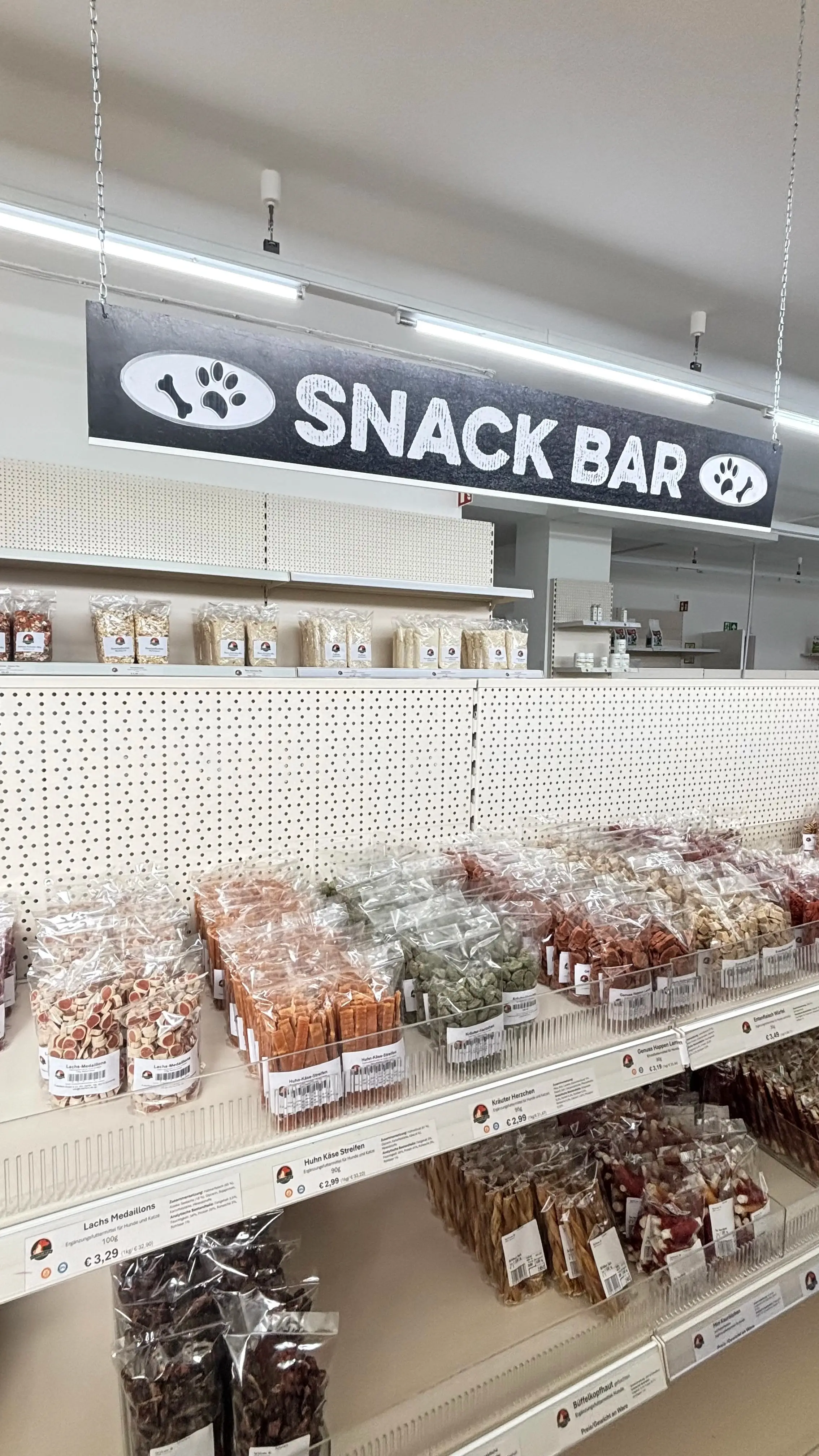 Die Snack Bar der Futterfarm mit abgepackten Leckerlis für Hund und Katze